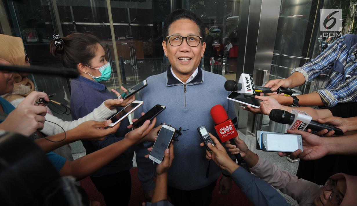 Ketua DPRD Jawa Timur, Abdul Halim Iskandar memberikan keterangan di Gedung KPK, Jakarta, Selasa (31/7). Kakak dari Ketum PKB Muhaimin Iskandar tersebut diperiksa sebagai saksi kasus dugaan gratifikasi di Pemkab Nganjuk. (Merdeka.com/Dwi Narwoko)