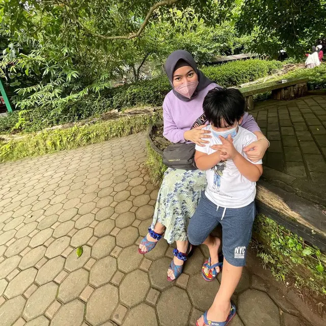 Kembali Berhijab, Ini 6 Potret Terbaru Sherrin Tharia Mantan Istri Zumi Zola