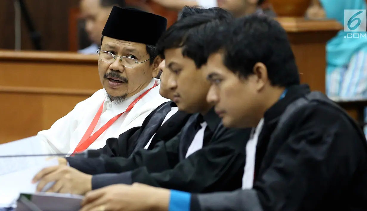 Juru Bicara Hizbut Tahrir Indonesia (HTI) Ismail Yusanto selaku pemohon, mengikuti sidang perdana Pengujian Undang - undang Ormas, di Gedung Mahkamah Konstitusi, Jakarta, Rabu (26/7). (Liputan6.com/Johan Tallo)
