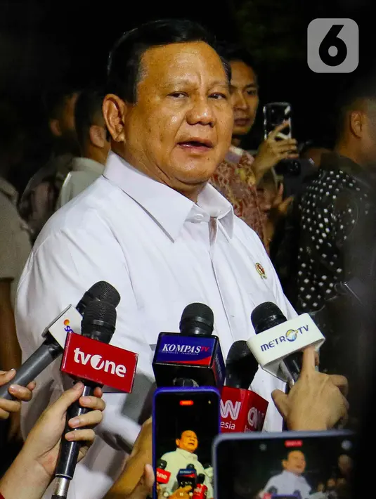 Prabowo juga mengungkapkan bahwa semua tokoh yang diundang ke kediamannya pada hari ini telah menyatakan kesediaannya menjadi menteri. (Liputan6.com/Herman Zakharia)