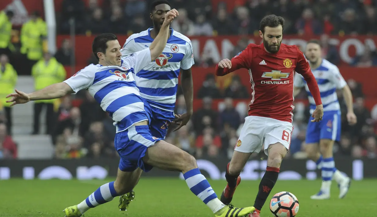 Pemain Manchester United, Juan Mata (kanan) berusaha melewati kawalan pemain Reading, Yann Kermorgant pada laga Piala FA di Old Trafford, (7/1/2017). Setan Merah menang 4-0. (AP/Rui Vieira)