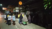 Penampakan salah satu kedai kopi di Kota Cirebon ditutup paksa oleh emak-emak merespon penerapan PSBB. Foto (Liputan6.com / Panji Prayitno)