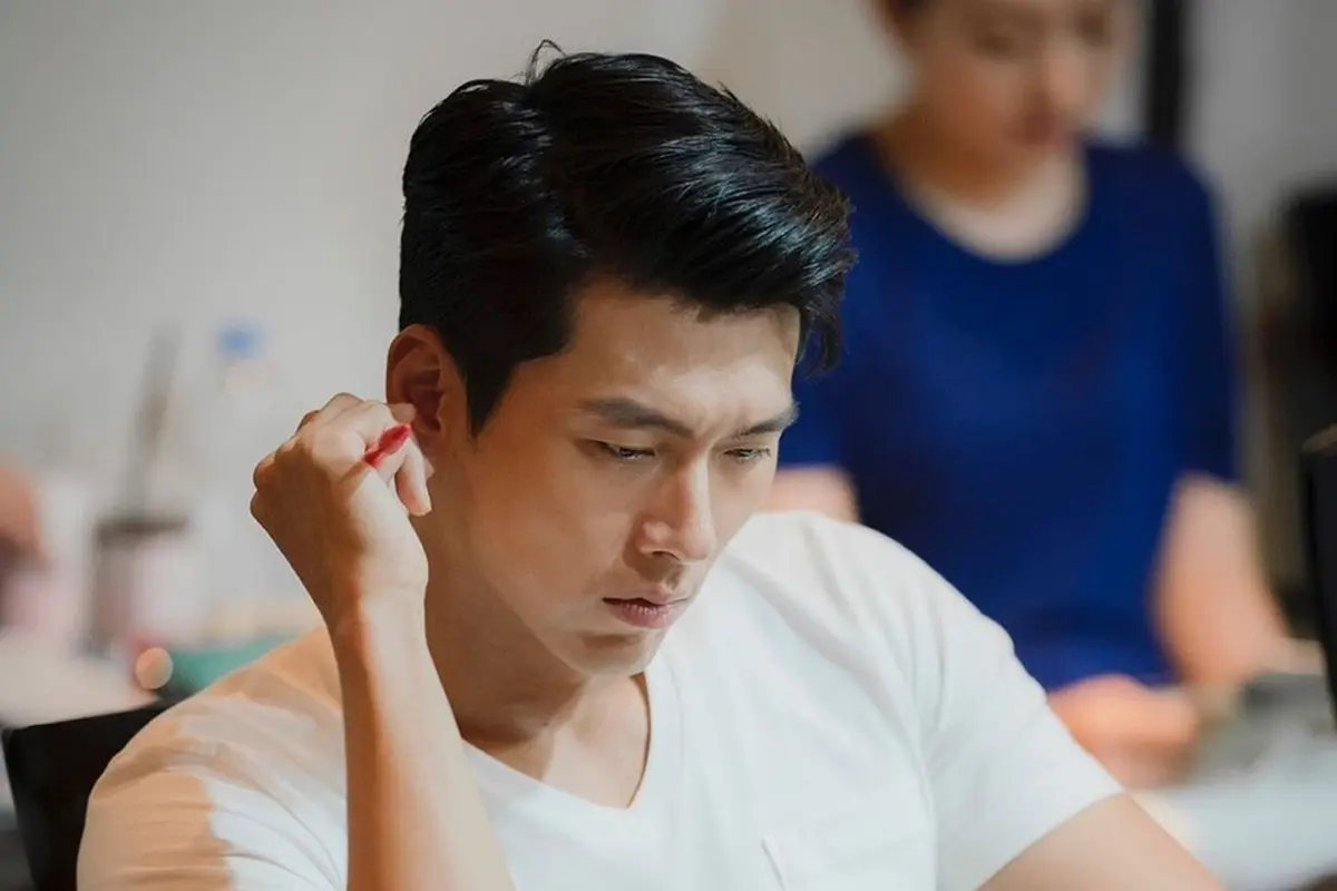FOTO: Gaya Santai Hyun Bin, Tetap Kece dan Curi Perhatian
