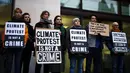 Para pengunjuk rasa berdiri dengan membawa plakat di luar Pengadilan Westminster Magistrates di London pada tanggal 2 Februari 2024. (HENRY NICHOLLS/AFP)