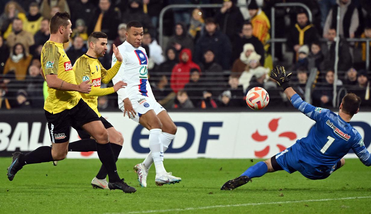 Pemain PSG, Kylian Mbappe (tengah) mencetak gol ke gawang US Pays de Cassel pada laga babak 32 besar Coupe de France 2022/2023 di Stade Bollaert-Delelis, Selasa (24/1/2023) dini hari WIB. Paris Saint-Germain sukses menutup laga dengan kemenangan 7-0. (AFP/Francois Lo Presti)