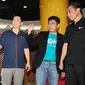 Presdir PT Mediatama Anugrah Citra (NexMedia), Junus Koswara, Technology Director IM2 Yune Marketatmo dan Direktur PT Mediatama Televisi, Rachmat Akbari berbincang saat peluncuran nexGIG di Jakarta, Selasa (14/8). (Liputan6.com/Fery Pradolo)