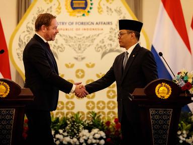 Menteri Luar Negeri Indonesia, Sugiono (kanan), berjabat tangan Menteri Luar Negeri Belanda, David van Weel, setelah pertemuan bilateral di Kementerian Luar Negeri, Jakarta, pada Kamis 9 Oktober 2025. (Yasuyoshi CHIBA/AFP)