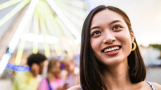 tertawa senang cantik