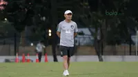 Pelatih Korea Selatan U-23, Kim Hak-bum saat memimpin sesi latihan tim di Lapangan ABC Senayan, Jakarta (20/6/2018). Indonesia akan melawan Korea pada laga uji coba 23 Juni 2018. (Bola.com/Nick Hanoatubun)