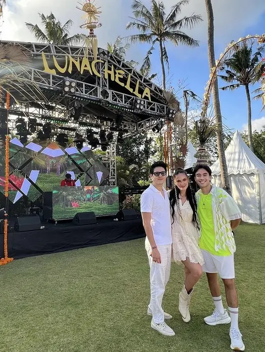 Vidi Aldiano tampil dengan luaran kemeja putih yang serasi dengan celana pendeknya, dipadukan inner tshirt hijau neon. [@vidialdiano]