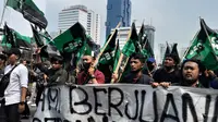 Massa dari HMI menggelar aksi demo menolak kenaikan BBM di Patung Kuda, Jalan Medan Merdeka Barat, Jakarta Pusat, Senin (5/9/2022). Polisi mengalihkan arus lalu lintas di sekitar lokasi. (Liputan6.com/Ady Anugrahadi)