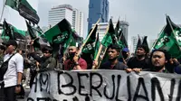 Massa dari HMI menggelar aksi demo menolak kenaikan BBM di Patung Kuda, Jalan Medan Merdeka Barat, Jakarta Pusat, Senin (5/9/2022). Polisi mengalihkan arus lalu lintas di sekitar lokasi. (Liputan6.com/Ady Anugrahadi)