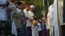 Umat islam menunaikan salat Idul Fitri 1439 H di Pelabuhan Sunda Kelapa, Jakarta, Jumat (15/6). Seluruh umat islam merayakan hari Idul Fitri 1349 H yang jatuh pada Jumat, 15 Juni 2018.            (Merdeka.com/Imam Buhori)