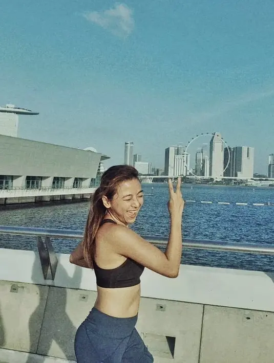 Nadia Vega kini tinggal di Singapura. Ia dipersunting seorang bule asal Singapura bernama Sultan Yaar Jorik Dozy. Dalam Instagramnya, terlihat rutin berolahraga di negeri singa tersebut. @thenadiavega