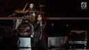 Vokalis grup band Slank Kaka beraksi pada konser bertajuk ‘Slank in Love’ di Balai Sarbini, Jakarta, Selasa (27/2). Di konsernya ini, Slank menyajikan suguhan tak biasa dengan berkolaborasi bersama beberapa musisi lain. (Liputan6.com/Faizal Fanani)