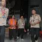 Ketua DPRD Kota Mojokerto Purnomo berjalan keluar seusai menjalani pemeriksaan di gedung KPK, Jakarta, Rabu (12/7). Purnomo menjalani pemeriksaan terkait kasus suap pengalihan anggaran pada Dinas PUPR Kota Mojokerto tahun 2017. (Liputan6.com/Helmi Afandi)