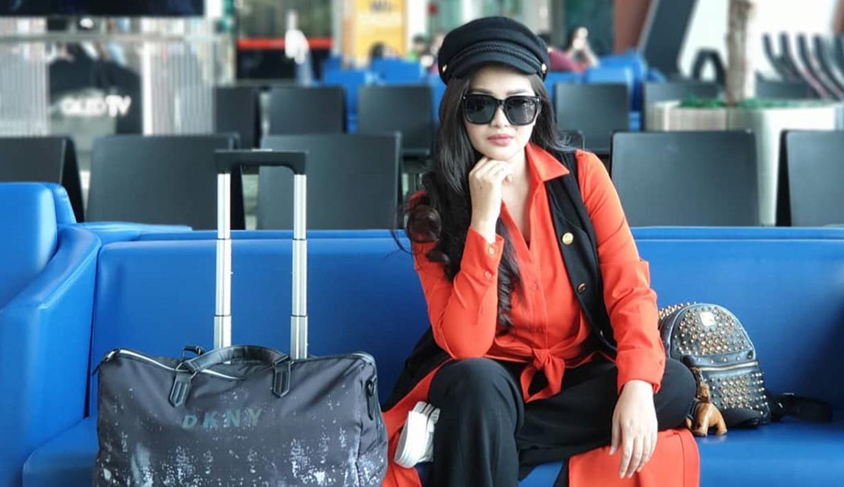 FOTO: Gaya Cantik Fitri Carlina saat Memakai Topi - Surabaya Liputan6.com