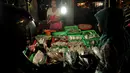 Beberapa pembeli terlihat asyik memilih berbagai macam jenis hasil laut yang ditawarkan oleh pedagang di Pasar Ikan Kramat Jati, Jakarta Timur, (12/5/2014). (Liputan6.com/Johan Tallo)