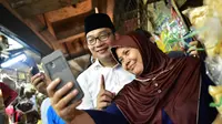 Calon Gubernur Jawa Barat Ridwan Kamil blusukan di Pasar Tambun, Bekasi.