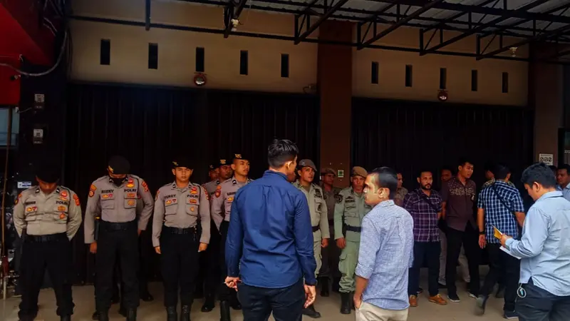 Sejumlah personel kepolisian bersenjata ditempatkan di kantor Partai Aceh di Banda Aceh, sejak Jumat pagi (2/12/2022) (Liputan6.com/IstimeSejumlah personel kepolisian bersenjata ditempatkan di kantor Partai Aceh di Banda Aceh, sejak Jumat pagi (2/12/2022) (Liputan6.com/Istimewa)