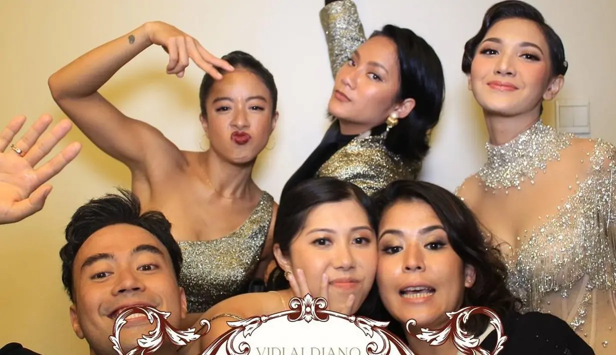 Sementara itu Sheila Dara tetap terlihat paling stunning dengan gaun kebaya detail fringe dan dandanan ala old Hollywood (Instagram @orien)