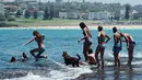 Pengunjung bermain air di pantai Bondi Sydney selama gelombang panas yang melanda wilayah Australia, (20/11/2015). Badan Meteorologi Australia mencatat suhu mencapai lebih dari 40 derajat celsius dan akan meningkat. (REUTERS/Jason Reed)