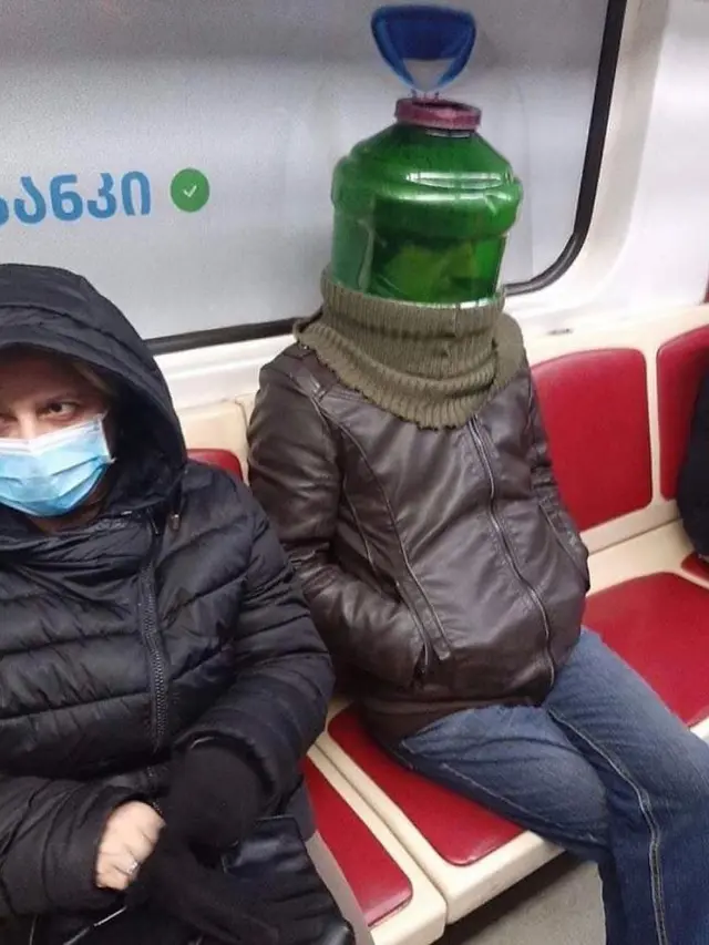 6 Potret Orang Naik Kereta Pakai Outfit Absurd Ini Kocak