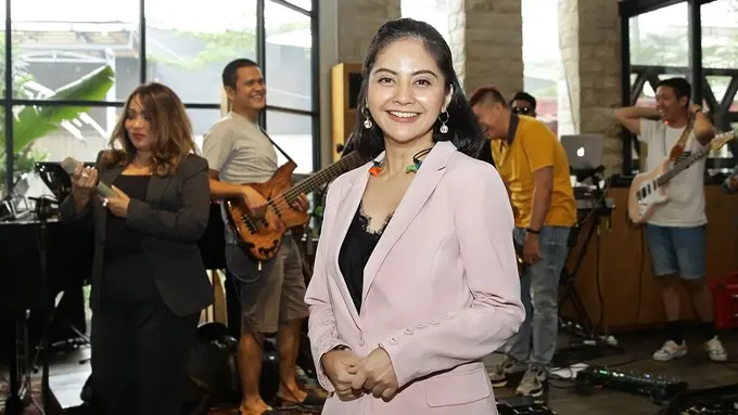 [Fimela] Tiwi eks T2 dan Rieka Roeslan