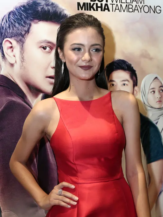 Tidak hanya saat berjalan, tapi juga dengan bahasa. Ada lagi, aktris berdarah Australia-Indonesia itu juga mendapat adegan lari mengenakan high heels. Kejadian lucu dan sedikit membuat malu itu terjadi saat syuting di Italia. (Galih W. Satria/Bintang.com)