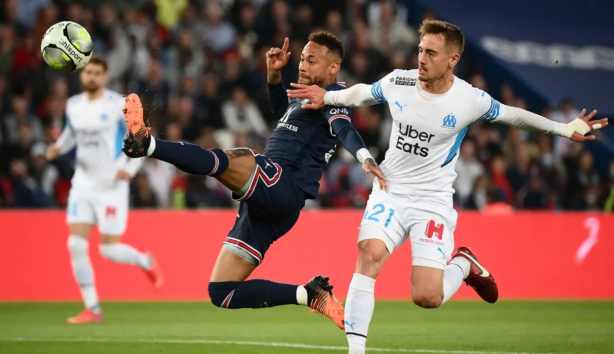 PSG memimpin 1-0 terlebih dahulu melalui gol Neymar pada menit ke-12 usai memanfaatkan umpan Marco Verratti. (AFP/Franck Fife)