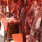Pedagang memotong daging sapi dan kerbau yang dijual di Pasar Ciledug, Tangerang, Rabu (13/6). Dua hari menjelang Lebaran, pedagang daging musiman menjamur dengan menggelar dagangan di pinggir-pingir jalan. (Liputan6.com/Angga Yuniar)