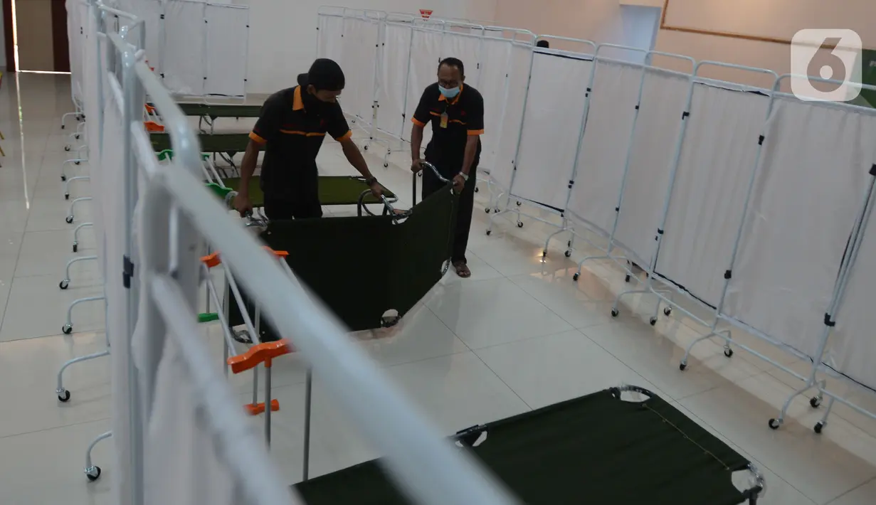 Petugas menyiapkan sarana tempat isolasi mandiri (isoman) untuk pasien Covid-19 di Gelanggang olahraga (GOR) Matraman, Jakarta Timur, Rabu (14/7/2021). Sebanyak 30 velbed disiapkan bagi pasien dengan status orang tanpa gejala (OTG) hingga gejala ringan. (merdeka.com/Imam Buhori)