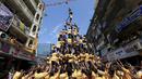 Ribuan umat Hindu membentuk piramida manusia untuk mencapai dan memecahkan dahi-handi (pot yang terbuat dari tanah liat) pada Festival Janmashtami di Mumbai, India, 6 September 2015. Festival ini menandai kelahiran dewa Krishna (REUTERS/Danish Siddiqui)
