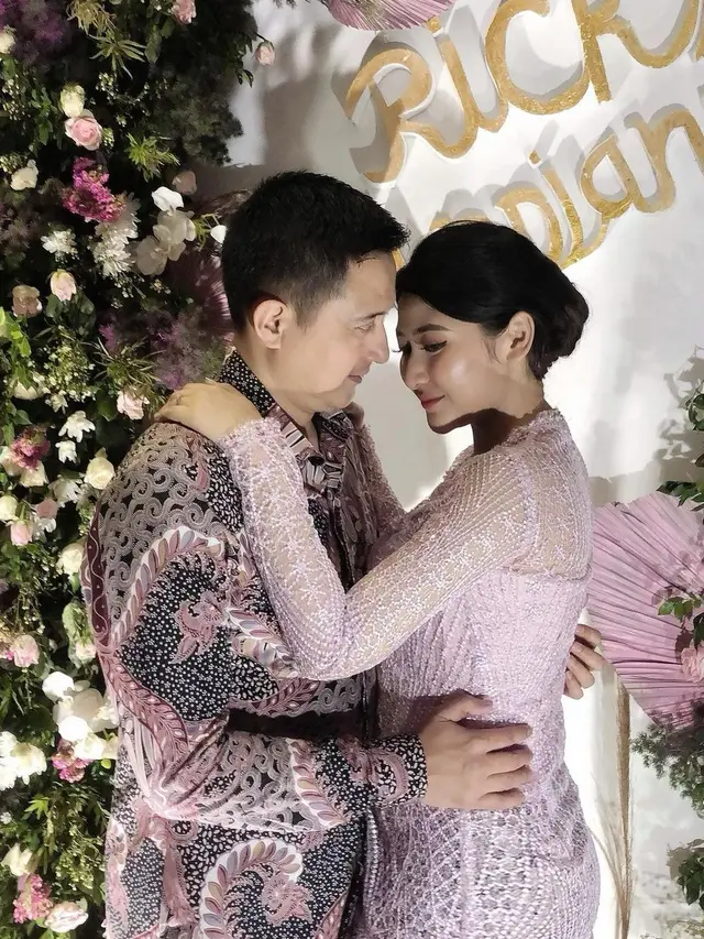6 Momen Kompak Ricky Subagja Pakai Baju Senada Bareng Istri yang Terpaut 26 Tahun