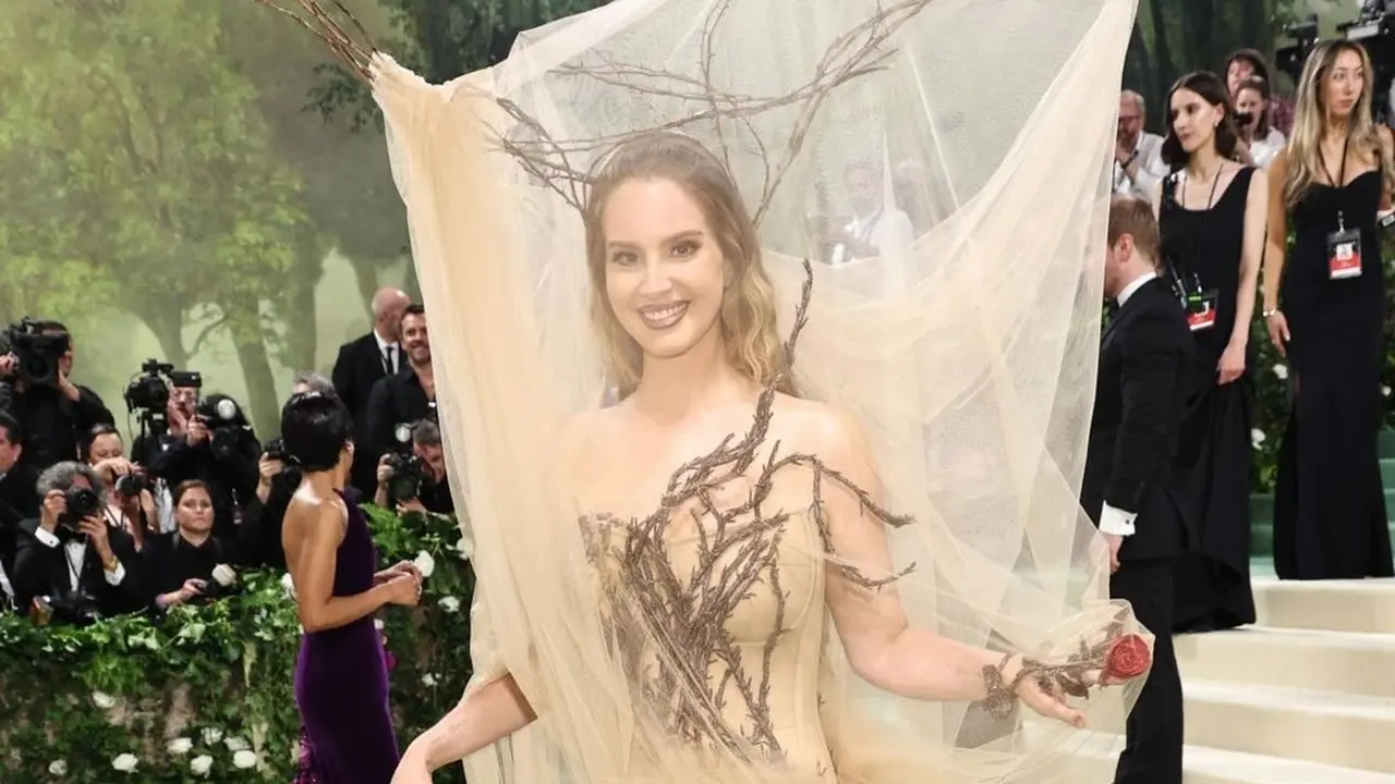 6 Potret Lana Del Rey Menjelma jadi Peri Hutan dengan Gaun Alexander McQueen di Met Gala 2024