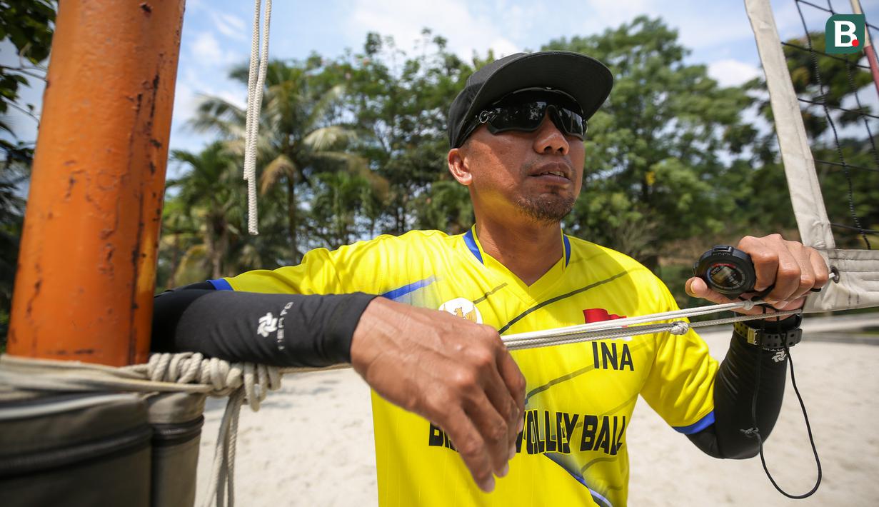 <p>Pelatih Andy Ardiansyah berpose usai latihan persiapan SEA Games 2021 di Padepokan Voli Jenderal Kunarto, Sentul, Rabu (27/04/2022). (Bola.com/Bagaskara Lazuardi)</p>