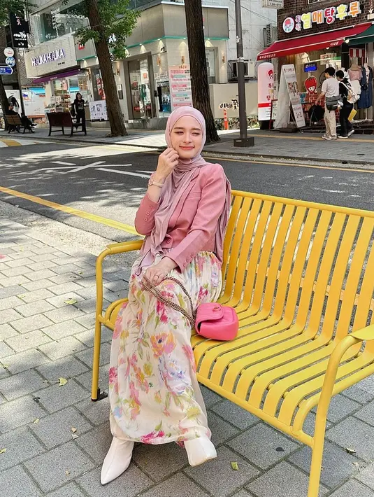 Gaya OOTD Inara Rusli selama berada di Korea Selatan pun banjir pujian. Ia tampak tampil kasual namun tetap stylish dengan makeup flawless.(Liputan6.com/IG/@mommy_starla)