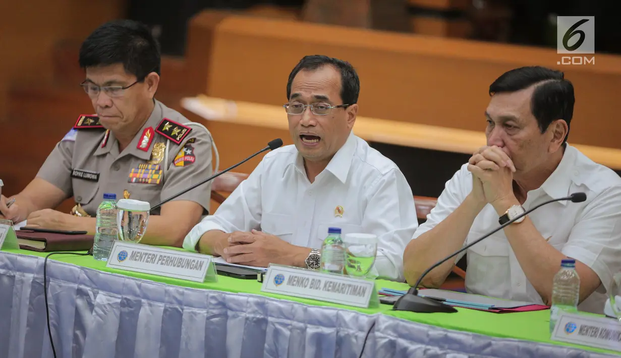 Menhub Budi Karya Sumadi (tengah) memberi keterangan saat jumpa pers Revisi PM 26 Tahun 2017 di Kemenhub, Jakarta (19/10). Ada 9 poin yang ditekankan dalam aturan tersebut. (Liputan6.com/Faizal Fanani)