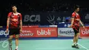 Ganda putra Indonesia Marcus Fernaldi Gideon/Kevin Sanjaya tertunduk dikalahkan pemain Korsel Lee Yong Dae/Yoo Yeon Seongdi babak 16 besar BCA Indonesia Open 2016, Jakarta, Kamis (2/6). Marcus/Kevin kalah 15-21, 19-21. (Liputan6.com/Helmi Fithriansyah)