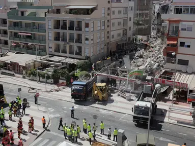 Sebuah gedung apartemen lima lantai runtuh di kota wisata Los Cristianos, Tenerife, Spanyol, Kamis (14/4). Sedikitnya satu orang tewas sementara sembilan lainnya terjebak di dalam reruntuhan gedung tersebut. (Desiree MARTIN/AFP)