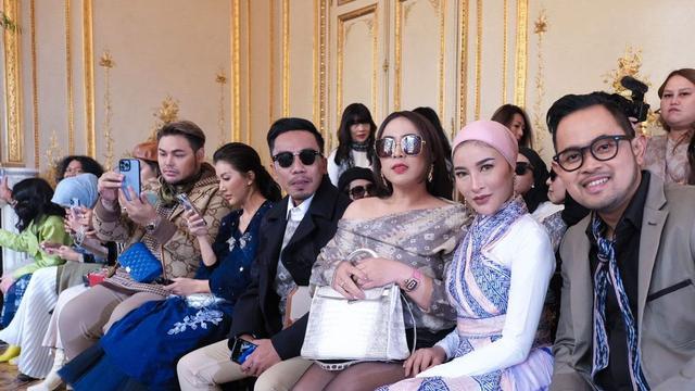 [Fimela] Rombongan MS Glow di Paris Fashion Week 2022