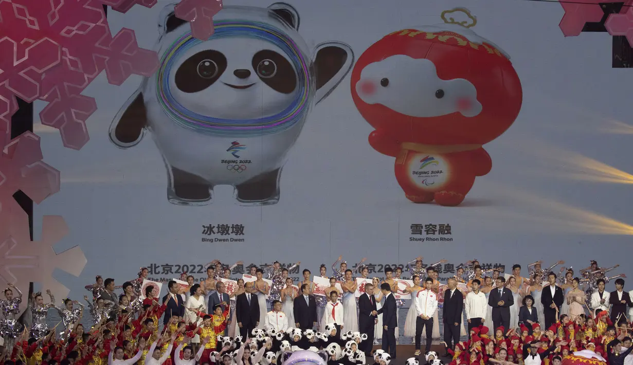 Suasana peluncuran Maskot Olimpiade Musim Dingin Beijing 2022 Bing Dwen Dwen dan maskot Paralimpik “Shuey Rhon Rhon” di Arena Hoki Es Shougang (17/9/2019). (AP Photo/Ng Han Guan)
