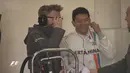 Rio Haryanto bersama kru tim F1 Manor Racing jelang tes pramusim di Sirkuit Catalunya, Barcelona, Spanyol, Kamis (24/2/2016). (Bola.com/Twitter)
