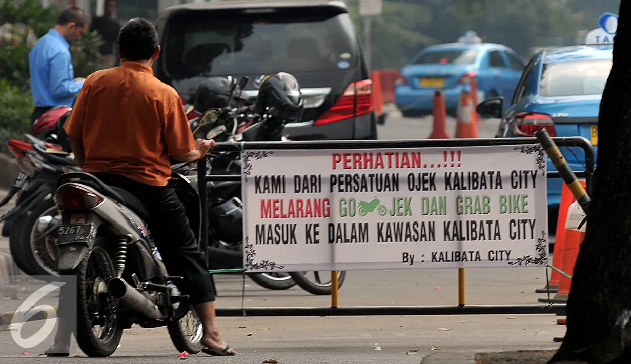 Spanduk penolakan ditujukan kepada Go-Jek dan Grab Bike terpasang di kawasan Kalibata City, Jakarta, Rabu (8/7/2015). Sejumlah pengojek regular menolak keberadaan layanan ojek online. (Liputan6.com/JohanTallo)