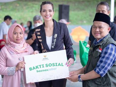 Dalam momen peluncuran novel pertamanya berjudul Cerita Ade, Nia Ramadhani juga turut menjalani bakti sosial. Momen saat Nia lakukan bakti sosial ini pun tak lepas dari sorotan. (Liputan6.com/IG/@ramadhaniabakrie)