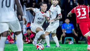 Pemain Persik Kediri Henhen Herdiana. (Gatot Sumitro/Bola.com)