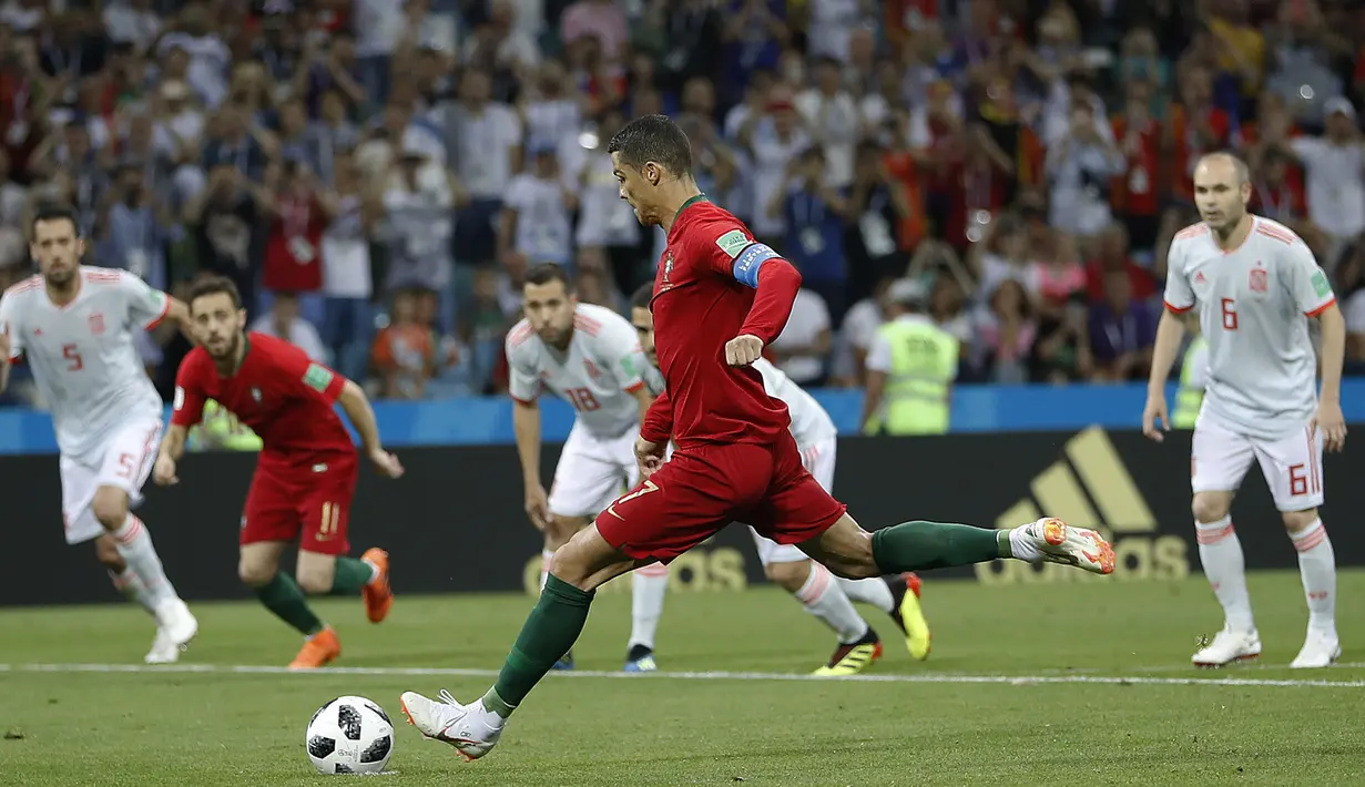 Proses terjadinya gol yang dicetak bintang Portugal, Cristiano Ronaldo, ke gawang Spanyol pada laga Grup B Piala Dunia di Stadion Fisht, Sochi, Jumat (15/6/2018). CR 7 pencetak hattrick perdana Piala Dunia 2018. (AP/Francisco Seco)