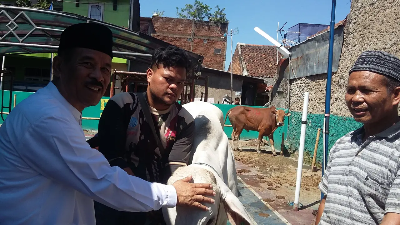 Umuh Muchtar, tak pernah putus berkurban di Idul Adha sejak 1973. (Bola.com/Erwin Snaz)