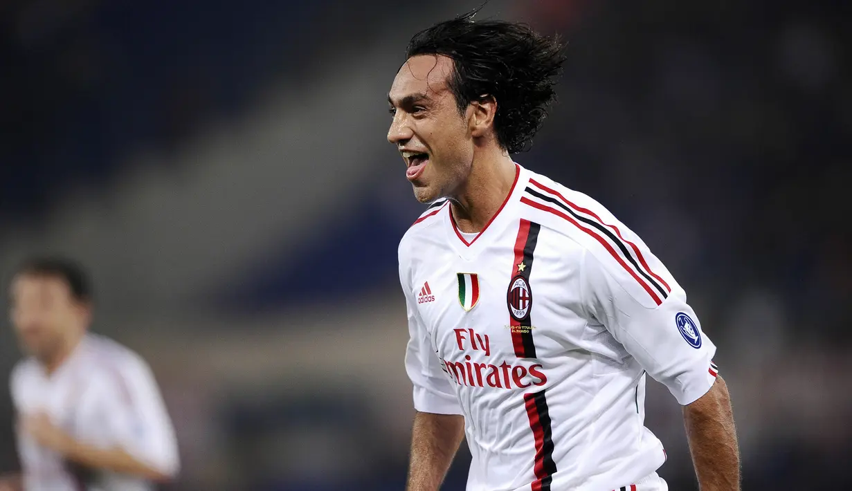 5. Alessandro Nesta - Bek legendaris AC Milan ini merupakan salah satu pemain bertahan terbaik di era nya. Duet mautnya bersama Paolo Maldini membuat lini pertahanan AC Milan sulit ditembus termasuk oleh Cristiano Ronaldo. (Filippo Monteforte)