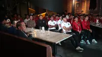 Para pemain Timnas Indonesia U-17, pelatih Bima Sakti, dan sejumlah jajaran PSSI diselimuti rasa tegang pada drawing Piala Dunia U-17 yang digelar di Menteng, Jakarta, Jumat (15/9/2023) malam WIB. (Bola.com/Zulfirdaus Harahap)